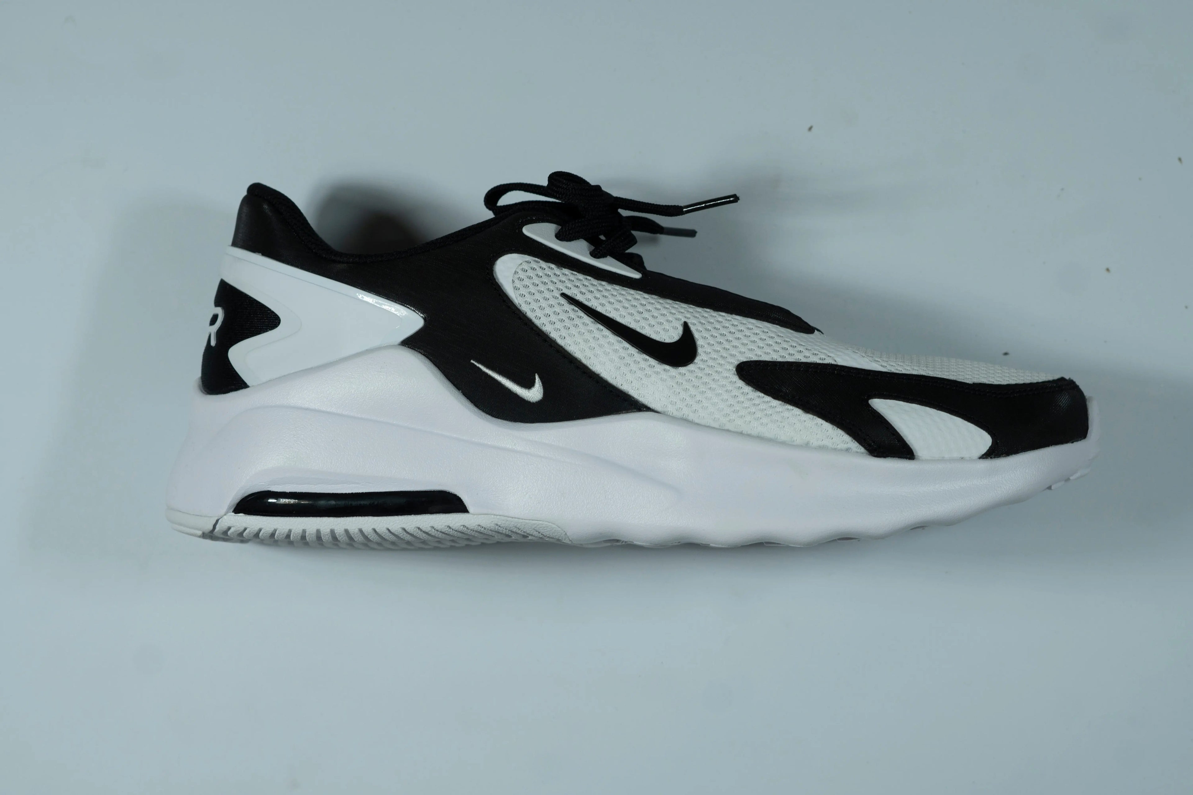 Nike Air Max Bolt Men’s Sneakers – Black & White Tommynippon